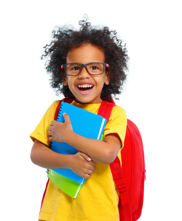 Un petit garçon sourit avec un sac à dos et des livres à la main