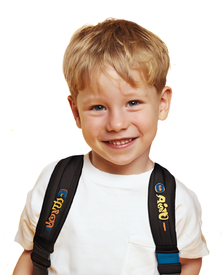 Un petit garçon sourit avec son sac à dos